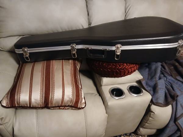 LOCKING Guitar case 1
