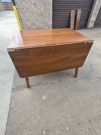 ROCK MAPLE DROP LRAF DININGMTABLE 1