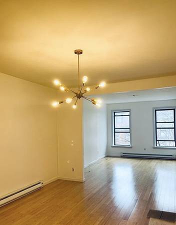$5,500 / 3br - 1000ft2 - Ático de 2 dormitorios + despacho, 1 baño en casa adosada en calle tranquila, se permiten mascotas (Prospect Heights)63854385553665123