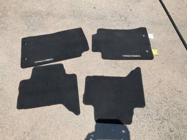 2007 Toyota Tacoma Prerunner DC OEM Carpet and Floor Mats 1