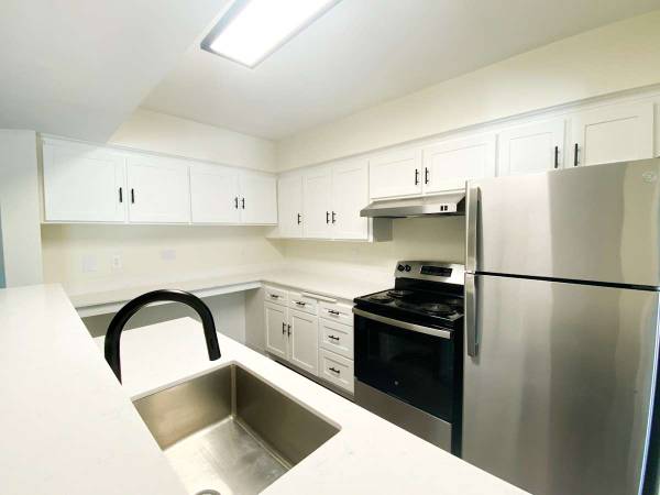 $1,525 / 2br - 1000ft2 - On-Site Laundry Facilities, BBQ & Picnic Areas, Air Conditioner (240 Central Ave N, Wayzata, MN)63990379298818120