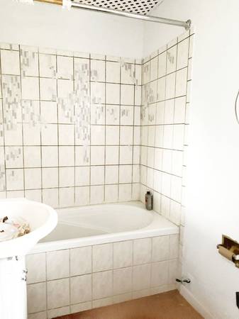 $800 / 1br - master bedroom with bath  walking to metro, 40 ys + (capitol heights)63896509229442122