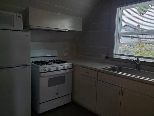 $900 / 1br - 500ft2 - 1 bedroom with built ins dressers and walk in closet. (Bremerton)63866942146433120
