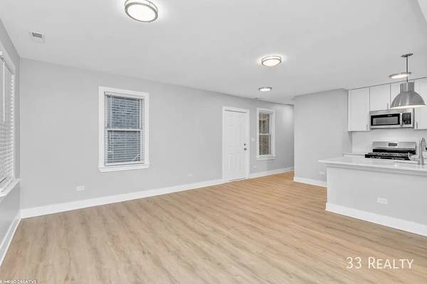 $1,900 / 2br - 900ft2 - Pilsen 2 bed/2bath- central AC/heat, private patio! (Chicago)63918414547459120