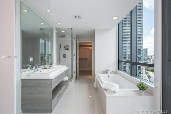 $630,000 / 1br - 706ft2 - Paraiso Bay Corner Unit WaterView 1 Bedroom Edgewater (Edgewater)64051003251329120