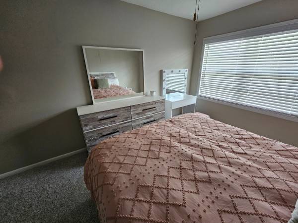 $750 / 3 habitaciones - 500 pies² - ¡Habitación principal con baño privado disponible ahora! (Southside/Gate Pkwy)63377804677251124