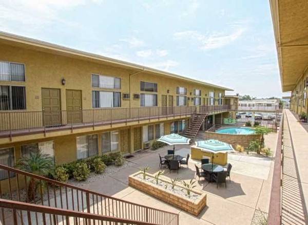 $1,935 / 1br - 653ft2 - Bike Racks, Gated & Secured Entry, Carport (18520 Vincennes St, Northridge, CA)63700899601409121