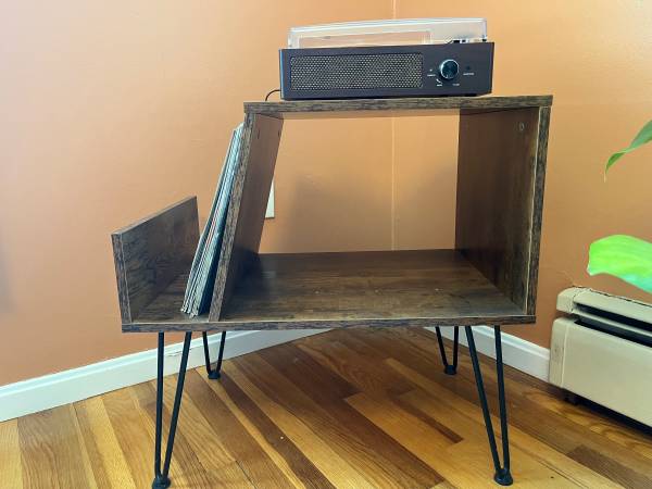 Record player with stand 1