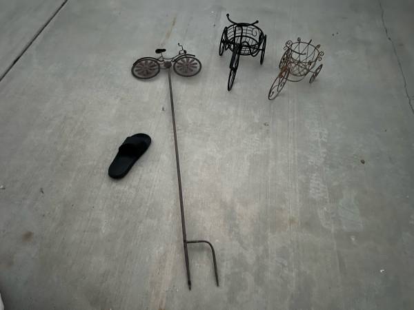 Bicycle themed yard art - tricycle 1