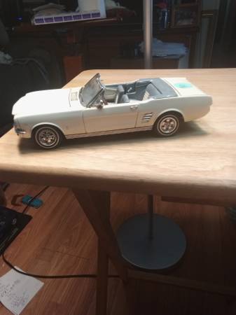 DIE CAST 1966 MUSTANG 1