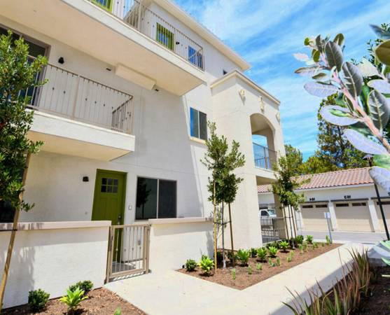 $3,045 / 2br - 1ST MTH $1000 OFF - Upgraded Cabinets, Resort-Style Heated Pool & Spa (Vista)64037222605059123