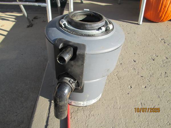 Garbage disposal  ( excellent condition ) 1