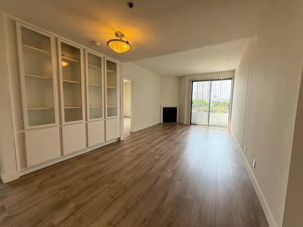 $3,595 / 2br - Westwood 2BR 2BA+parking/gym. Balcony+Fireplace+Stove+Dishwasher+More (Westwood 90024)63701015777409121