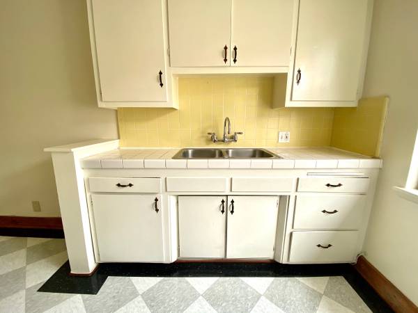 $1,495 / 575ft2 - NO SECURITY DEPOSIT-HUGE UPPER STUDIO FULL KITCHEN-KOREATOWN-12 (Los Angeles)63701204355587123