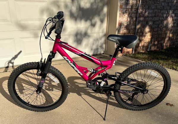 Hyper Bicycles Swift Mountain Bike de 20", ruedas, magenta - $85 (Claremore)63470623789057122