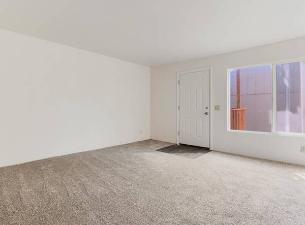$1,400 / 2br - 12 Mins to Downtown Portland + Holly Farm Skate Park, Updated Carpet (Portland)63956785308163123