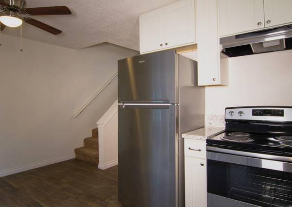 $1,725 / 2br - Green Courtyard, Easy Commute to Downtown Portland - See Our 2 Bed (Milwaukie Heights)64038885794178123