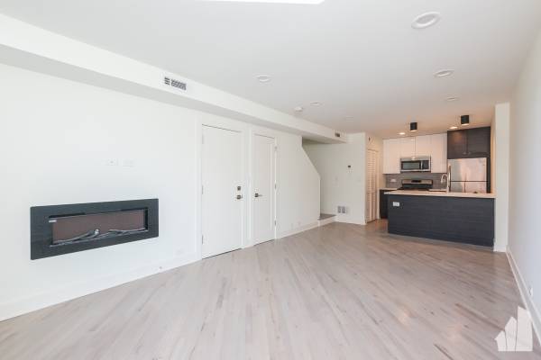 $2,450 / 1br - ¡Dúplex único con vista al lago! Lavadora/secadora en la unidad, balcón, estacionamiento! Sin depósito de seguridad, se aceptan mascotas (Lake View East)63918533171970120