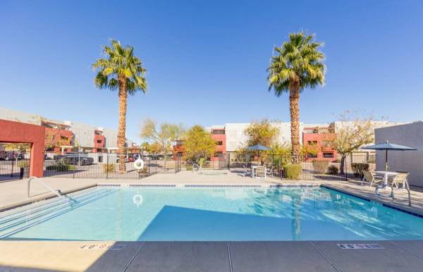 $1,012 / 1br - 685ft2 - Garage, Package Receiving, Ceiling Fan (5950 S Pecos Rd, Las Vegas, NV)63907025306115121