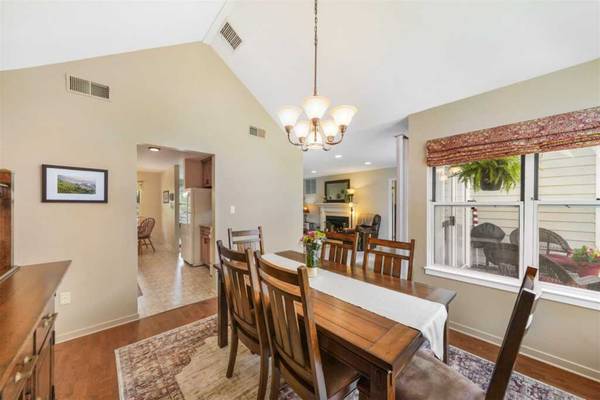 $1,950 / 2br - 1266ft2 - Modern 2BR with 1,300 Sq Ft of Comfort & Privacy (Monroe)64035735108227121