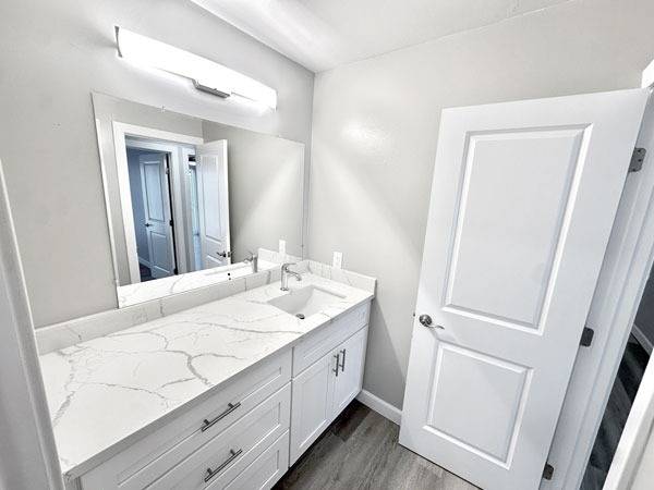 $3,100 / 2br - 876ft2 - 2BR apt, Wood-style flooring, Spacious rooms! LUX bath, Large balcony (santa clara)63826176701825122