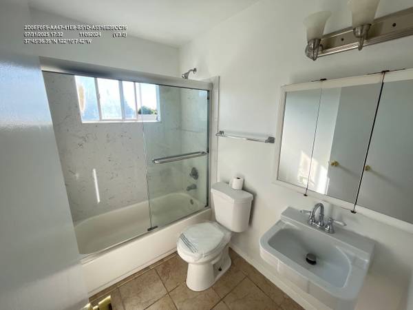 $1,950 / 2br - 2 bedroom Oakland apartment on 83rd Ave (oakland hills / mills)64049801534721124