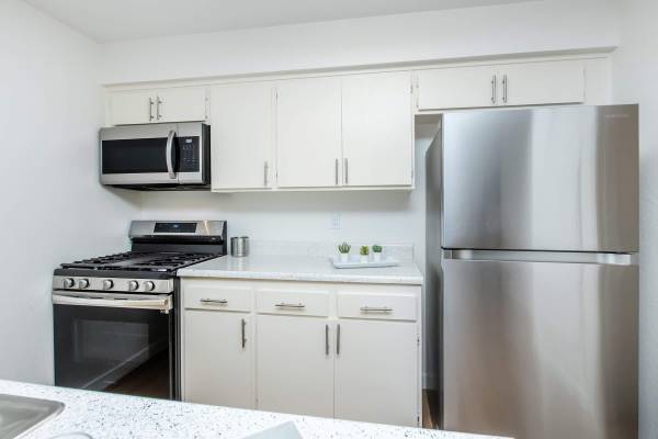 $2,459 / 2br - 860ft2 - Áreas de picnic, áreas para descansar y tomar el sol, despensa (18414 W. Jakes Way, Canyon Country, CA)63869889385601120