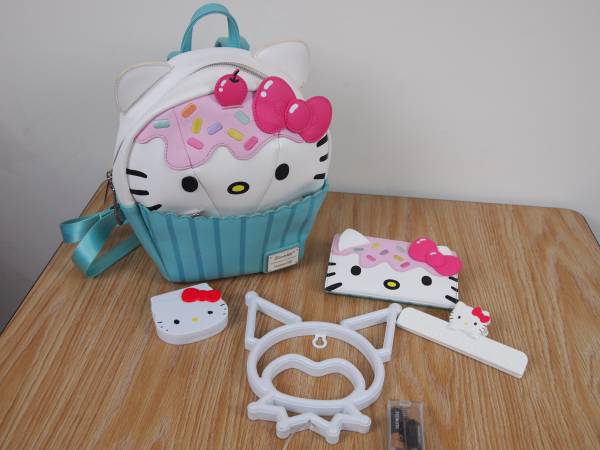 Hello Kitty Backpack, purse, cat wall light 1