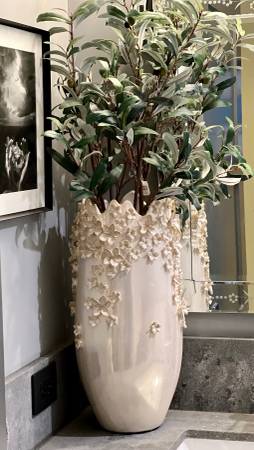 LARGE SCALE FLORAL ARRANGEMENT 1