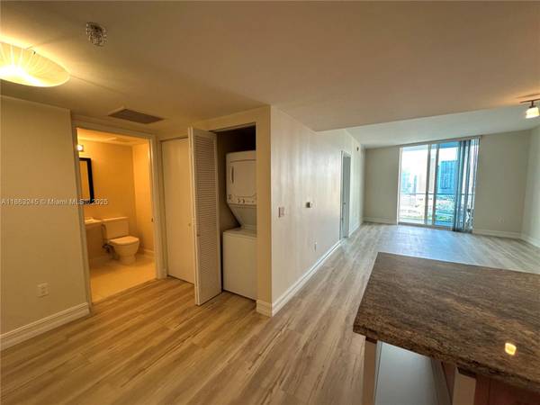 $2,800 / 1br - 899ft2 - 1Bed + DEN, 1.5Bath - 1 year lease, 1 parking space, no pets (Brickell)63825138301443123