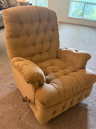 Small La-Z-Boy recliner 1