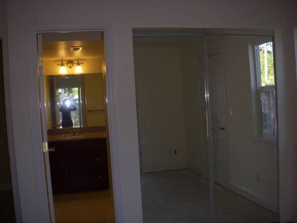 $1,200 / 1br - Private entrance and private bathroom with Laundry room access (fremont / union city / newark)63824141923075122