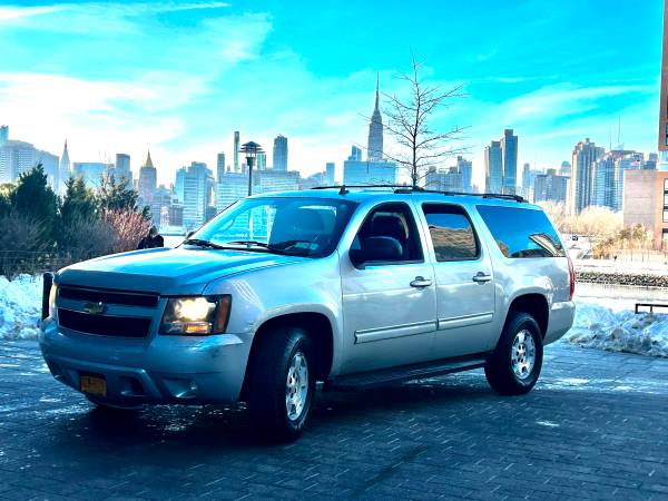 2010 CHEVROLET SUBURBAN LT *Leather seats -3 row seats* Parking sensor 1