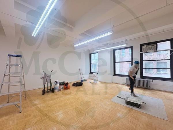 $2,350 / 668ft2 - Southern/Front Facing Office Space with Reception Area Divider Wall El (Midtown West)64212275539458122