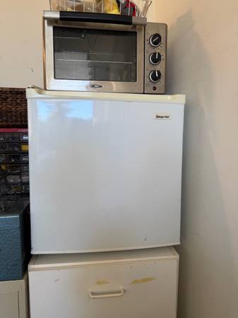 Magic Chef mini refrigerator 1