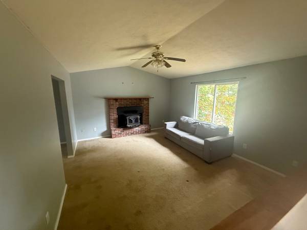 $1,500 / 4br - 2250ft2 - Great location close to Bedford Crane Bloomington (Bedford)63953766226434121