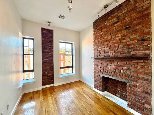 $4,800 / 4br - Bright & Spacious 4 Bedroom Apartment With a Private Porch🌆 (Bushwick)63689861655427124