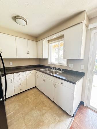 $1,300 / 2br - 725ft2 - Special- 2 bedroom 1 bathroom downstairs apartment with A/C (salem)63660394308099121