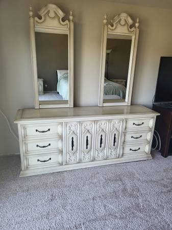 Dresser with 2 Matching Night Stands 1