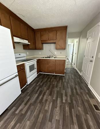 $1600.00 / 3br - 3 bedroom 1.5 bath with downstairs additional living area63801883139203122