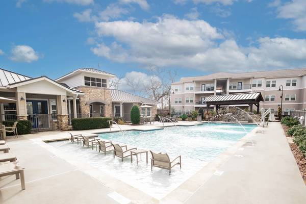 $1,099 / 1br - 611ft2 - Service with a Smile at The Park at Bellagio (50 Miles South of Houston)63924041583618121