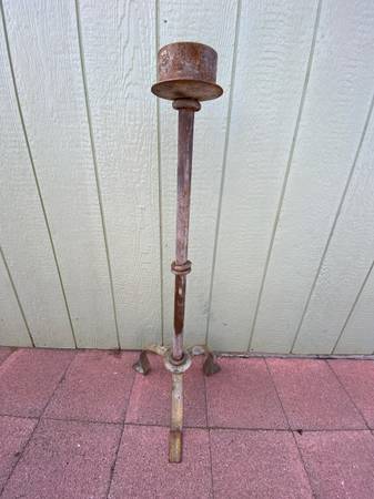 Iron candle holder 1
