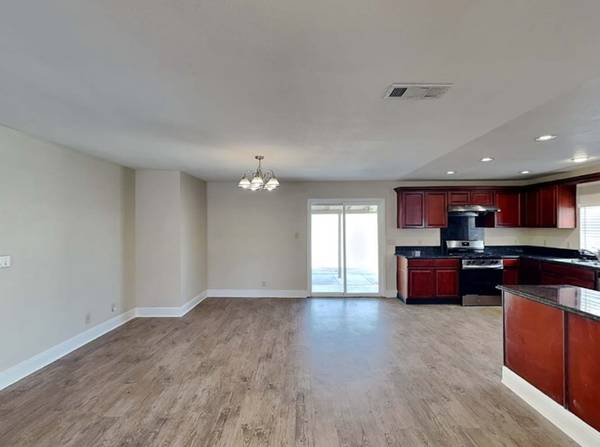 $1100.00 / 3br - Charming 3 Bed, 2 Bath Home in Las Vegas | Available 9/30 | $1100/mont63907026139139123
