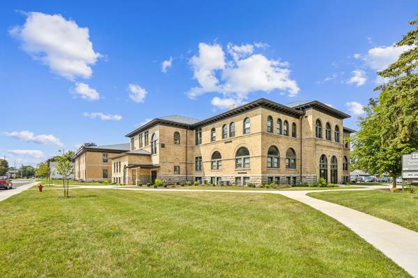$1,350 / 3br - On Site Laundry, 3BD 1.5BA, Located in Oshkosh (1745 Oregon St, Oshkosh, WI)63838113030401120