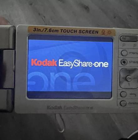 Kodak EasyShare One S143 4.0 MP Flip Touchscreen Wireless - READ - $25 (San Jose)63471480272259121