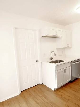 $1,200 / 1br - Spacious 1BR/1BA in Edgewater, Cleveland (Cleveland)63860363606787122