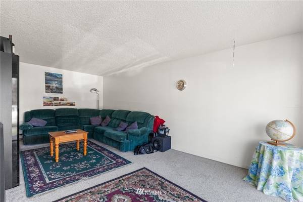 $1,400 / 1br - 656ft2 - Great opportunity!! Main floor secure entrance. Enjoy the pool in the (Tukwila)63870757962883122