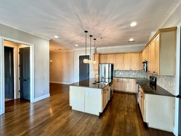 $2995.00 / 2br - 1339ft2 - Penthouse level - 2 Bed / 2 Bath Condo - Downtown Woodstock63964266022914123