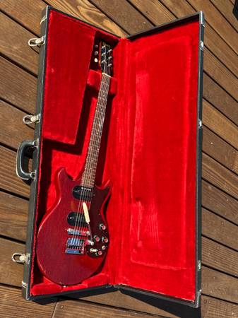 Vintage 1965 Gibson Melody Maker dual pickup with Vibrato & hardshell 1