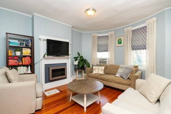 $3,100 / 1br - 821ft2 - Hermoso departamento de 1+ dormitorio en edificio histórico con balcón privado (Jamaica Hills|Jamaica Plain)63863135059841122